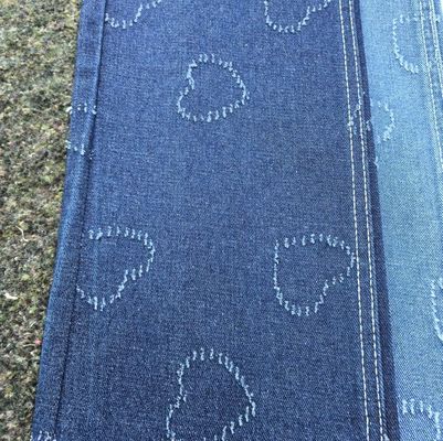 Nicht dehnbar, schweres Gewicht, Herzmuster, blaues Denimgewebe.
